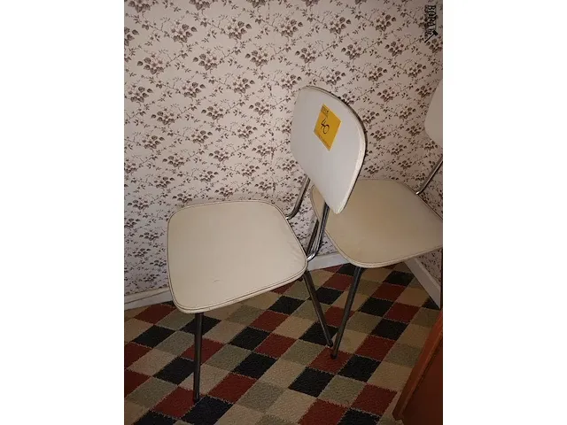 Lot 40 - keukenstoelen. 2 stuks - afbeelding 2 van  3