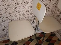 Lot 40 - keukenstoelen. 2 stuks - afbeelding 2 van  3