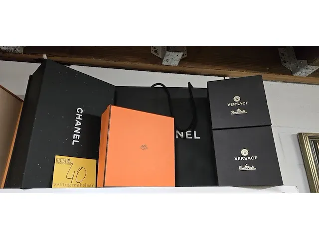 Lot 40 - lege verpakking chanel, versace,hermes - afbeelding 1 van  2