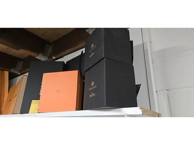 Lot 40 - lege verpakking chanel, versace,hermes - afbeelding 2 van  2
