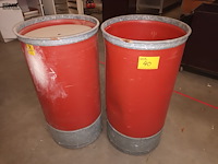 Lot 40 - rode ton op wielen. 2 stuks - afbeelding 1 van  4