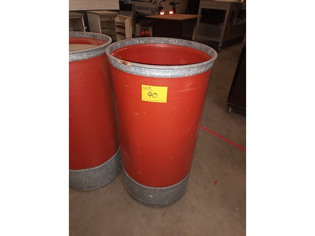 Lot 40 - rode ton op wielen. 2 stuks - afbeelding 2 van  4