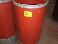 Lot 40 - rode ton op wielen. 2 stuks - afbeelding 2 van  4