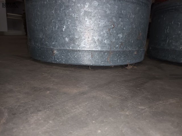 Lot 40 - rode ton op wielen. 2 stuks - afbeelding 3 van  4