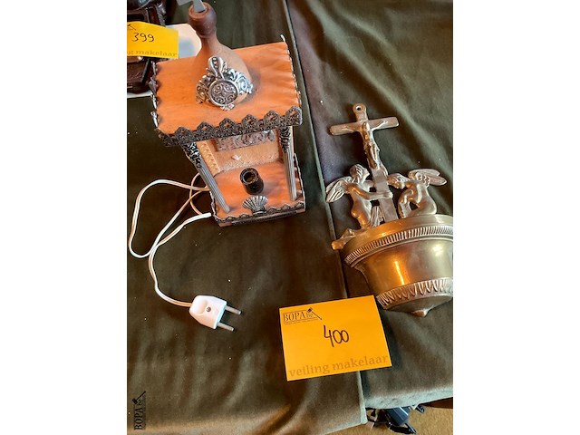 Lot 400 - grieks kapelletje /koperen wijwatervat, 2 stuks - afbeelding 3 van  5