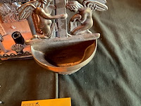 Lot 400 - grieks kapelletje /koperen wijwatervat, 2 stuks - afbeelding 4 van  5