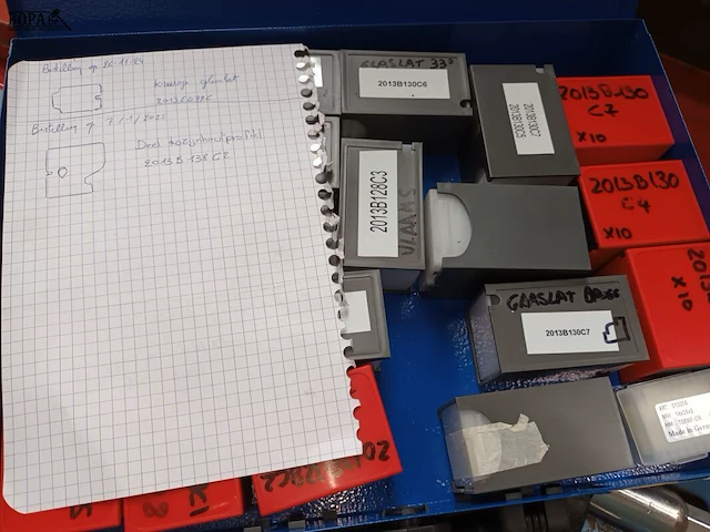 Lot 400 - koffers met messen voor pennenbank - afbeelding 2 van  4