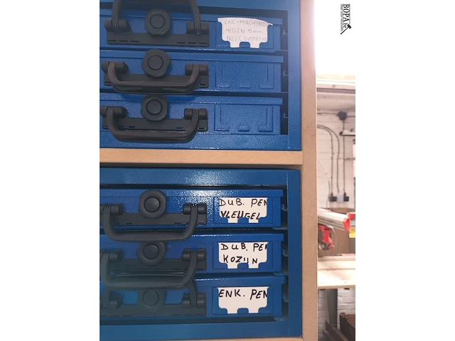 Lot 400 - koffers met messen voor pennenbank - afbeelding 3 van  4
