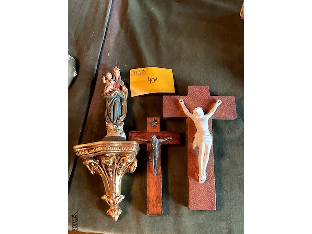Lot 401 - kruisbeelden/beeldje maria op console in hout - afbeelding 1 van  4
