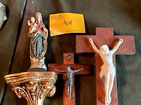 Lot 401 - kruisbeelden/beeldje maria op console in hout - afbeelding 1 van  4