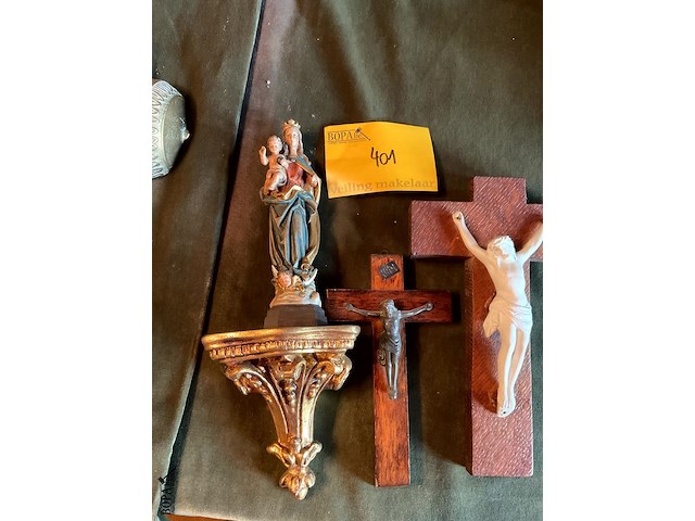 Lot 401 - kruisbeelden/beeldje maria op console in hout - afbeelding 2 van  4