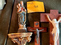 Lot 401 - kruisbeelden/beeldje maria op console in hout - afbeelding 2 van  4