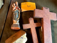 Lot 401 - kruisbeelden/beeldje maria op console in hout - afbeelding 3 van  4