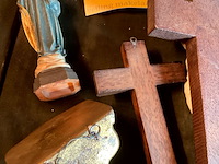 Lot 401 - kruisbeelden/beeldje maria op console in hout - afbeelding 4 van  4