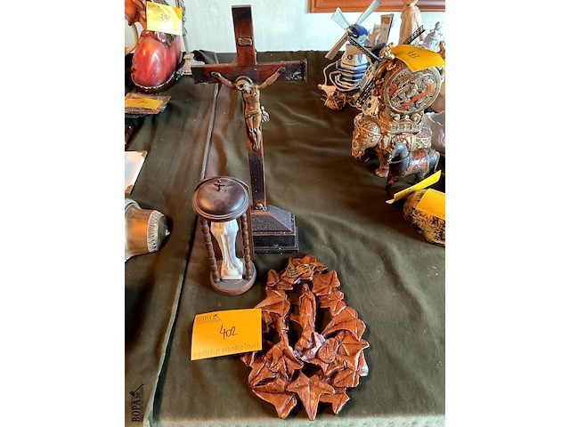 Lot 402 - religieuze objecten: kruisbeeld, maria in kapel, lourdessouv - afbeelding 1 van  5