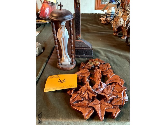 Lot 402 - religieuze objecten: kruisbeeld, maria in kapel, lourdessouv - afbeelding 2 van  5