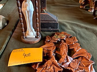 Lot 402 - religieuze objecten: kruisbeeld, maria in kapel, lourdessouv - afbeelding 2 van  5