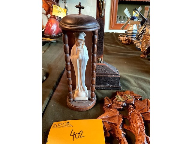 Lot 402 - religieuze objecten: kruisbeeld, maria in kapel, lourdessouv - afbeelding 3 van  5