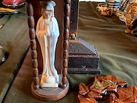 Lot 402 - religieuze objecten: kruisbeeld, maria in kapel, lourdessouv - afbeelding 3 van  5