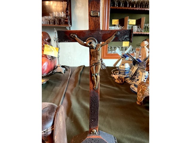 Lot 402 - religieuze objecten: kruisbeeld, maria in kapel, lourdessouv - afbeelding 4 van  5