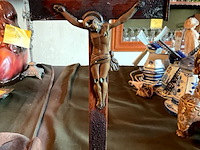 Lot 402 - religieuze objecten: kruisbeeld, maria in kapel, lourdessouv - afbeelding 4 van  5