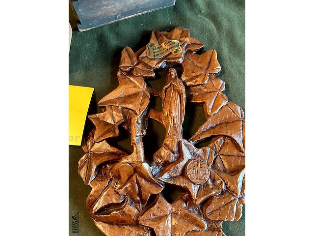 Lot 402 - religieuze objecten: kruisbeeld, maria in kapel, lourdessouv - afbeelding 5 van  5