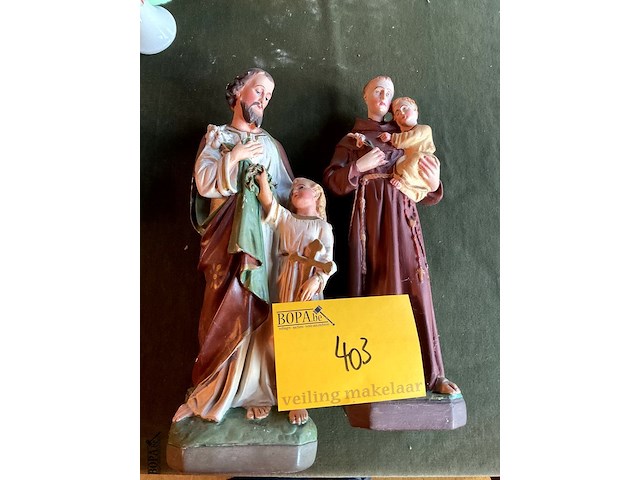 Lot 403 - plaasteren polychrome beelden religieus, 2 stuks - afbeelding 1 van  3