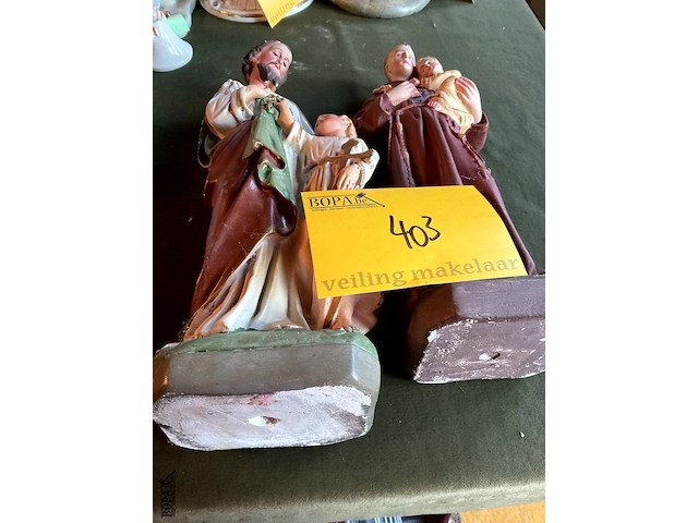 Lot 403 - plaasteren polychrome beelden religieus, 2 stuks - afbeelding 2 van  3