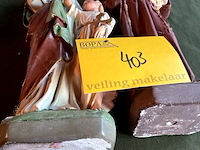 Lot 403 - plaasteren polychrome beelden religieus, 2 stuks - afbeelding 2 van  3