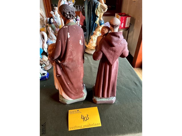 Lot 403 - plaasteren polychrome beelden religieus, 2 stuks - afbeelding 3 van  3