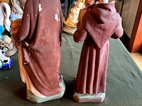 Lot 403 - plaasteren polychrome beelden religieus, 2 stuks - afbeelding 3 van  3