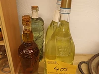 Lot 405 - factice drankenflessen. 4 stuks - afbeelding 1 van  4