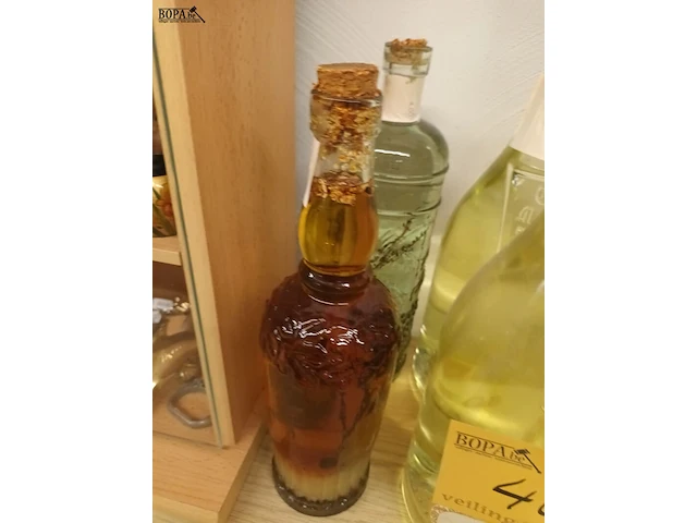 Lot 405 - factice drankenflessen. 4 stuks - afbeelding 2 van  4