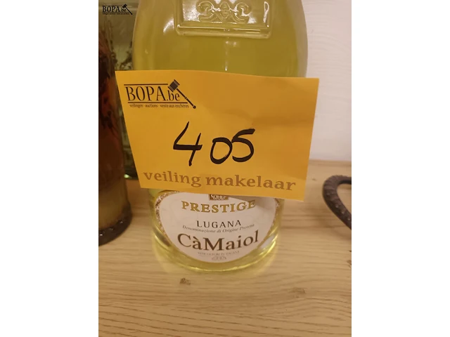 Lot 405 - factice drankenflessen. 4 stuks - afbeelding 3 van  4