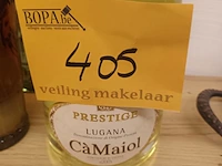 Lot 405 - factice drankenflessen. 4 stuks - afbeelding 3 van  4