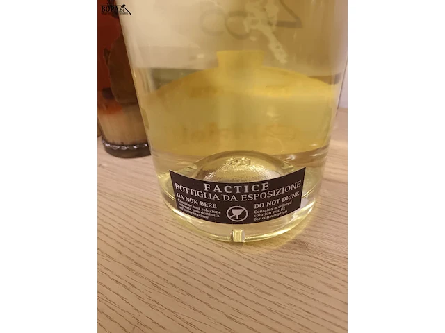 Lot 405 - factice drankenflessen. 4 stuks - afbeelding 4 van  4