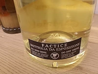 Lot 405 - factice drankenflessen. 4 stuks - afbeelding 4 van  4