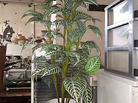 Lot 405 - kunststof plant in pot - afbeelding 1 van  3