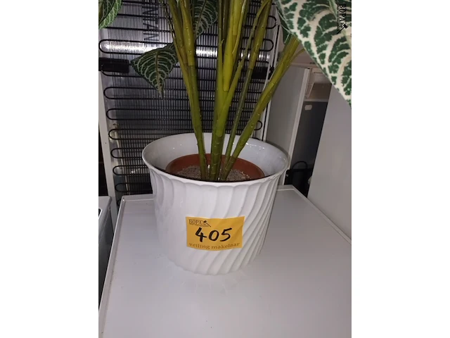 Lot 405 - kunststof plant in pot - afbeelding 3 van  3