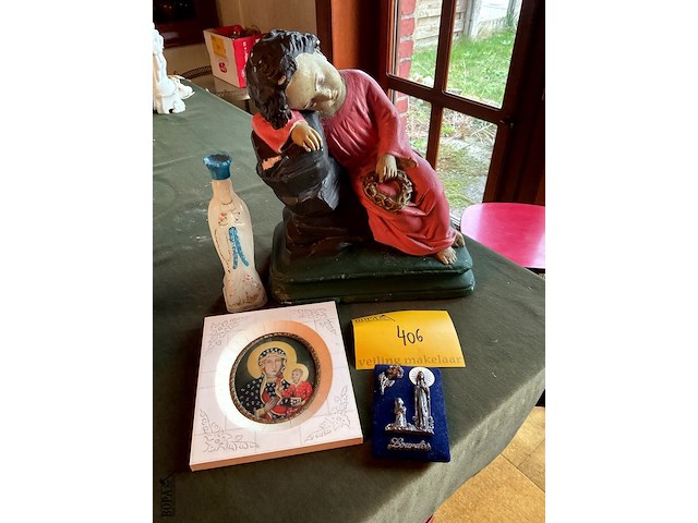 Lot 406 - beeld kind jezus plaaster met 3 kleinere religieuze objecten - afbeelding 1 van  3