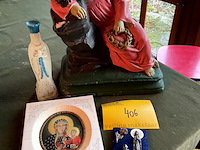Lot 406 - beeld kind jezus plaaster met 3 kleinere religieuze objecten - afbeelding 1 van  3