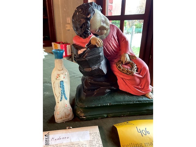 Lot 406 - beeld kind jezus plaaster met 3 kleinere religieuze objecten - afbeelding 2 van  3
