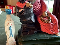 Lot 406 - beeld kind jezus plaaster met 3 kleinere religieuze objecten - afbeelding 2 van  3