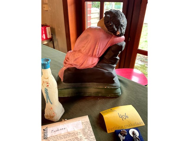 Lot 406 - beeld kind jezus plaaster met 3 kleinere religieuze objecten - afbeelding 3 van  3