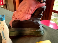 Lot 406 - beeld kind jezus plaaster met 3 kleinere religieuze objecten - afbeelding 3 van  3