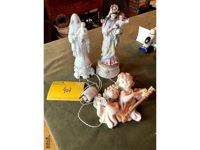 Lot 407 - italiaanse engeltjes lichtjes/biscuit madonna/porselein mado - afbeelding 1 van  4