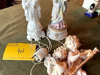 Lot 407 - italiaanse engeltjes lichtjes/biscuit madonna/porselein mado - afbeelding 1 van  4