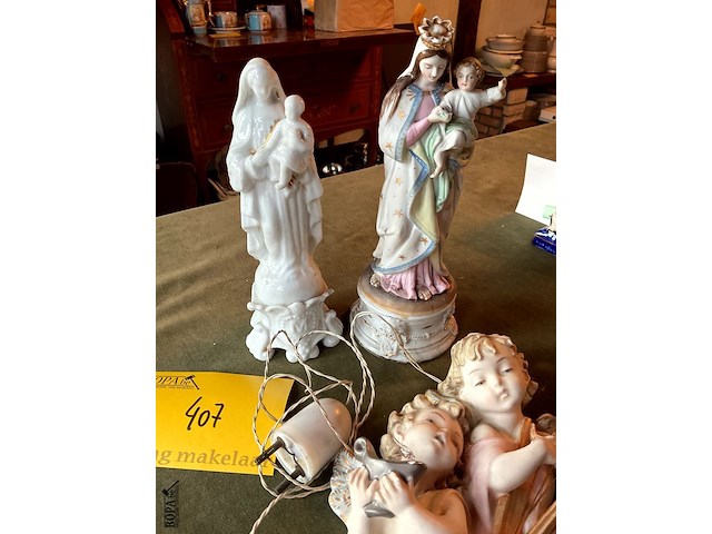 Lot 407 - italiaanse engeltjes lichtjes/biscuit madonna/porselein mado - afbeelding 2 van  4