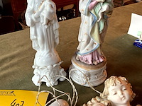 Lot 407 - italiaanse engeltjes lichtjes/biscuit madonna/porselein mado - afbeelding 2 van  4