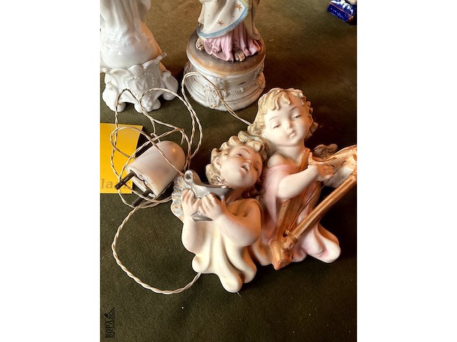 Lot 407 - italiaanse engeltjes lichtjes/biscuit madonna/porselein mado - afbeelding 3 van  4